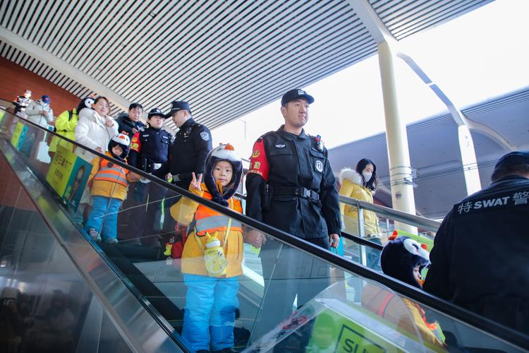 “小砂糖橘”坐火车返回尔滨!网友:下一站去哪儿?
