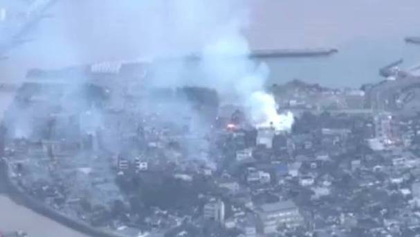 日本石川县轮岛市火灾扑救工作仍在继续