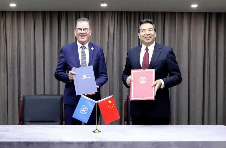国家发展改革委与瑙鲁共和国有关部门签署两份合作文件