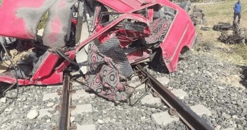 埃及苏伊士省一公交车翻车 已致12死33伤