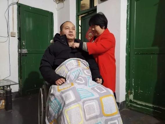 江西樟树六旬老人十余年如一日照顾患病丈夫 用爱诠释人间真情