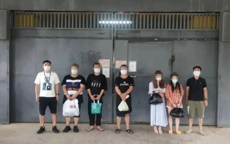 超市里竟隐藏卖淫嫖娼窝点!警方:抓获17人!