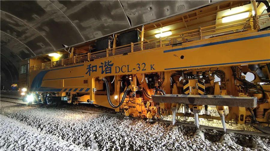 高速扫雪、轨道牵引……全球首台养路机械“大黄蜂”上线