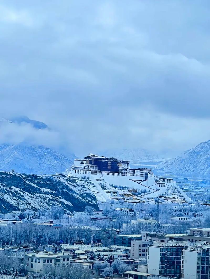 西藏拉萨迎来2024年首场降雪