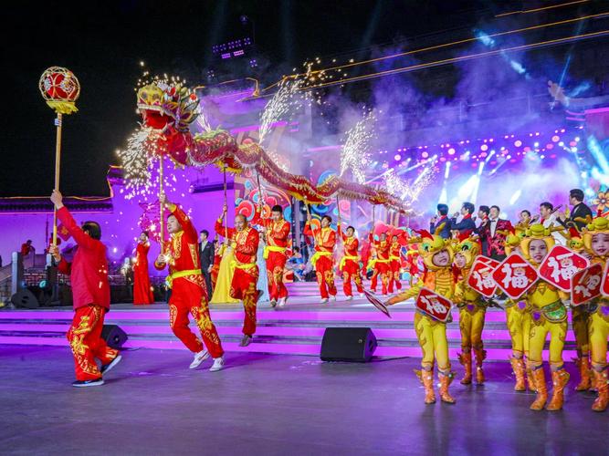 锦绣中国年|一条“长龙”舞动新春 杭州西湖边舞龙表演年味浓