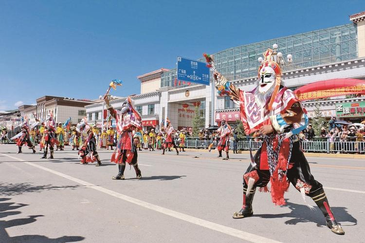 青海果洛举办文体活动欢庆成立70周年